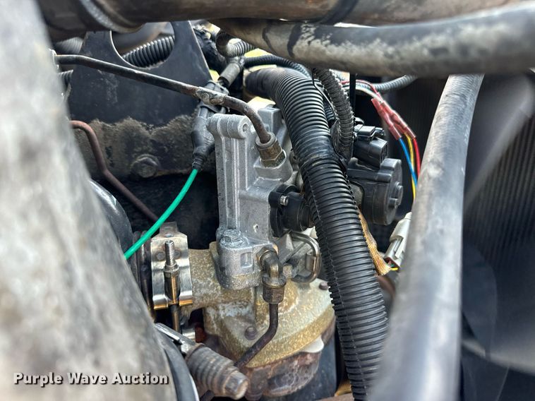 image for item EN5226 2004 International 8600 semi truck