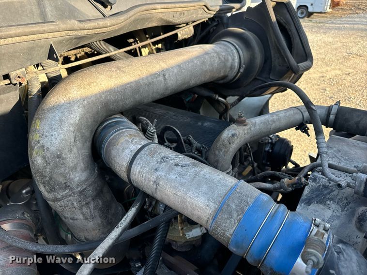 image for item EN5226 2004 International 8600 semi truck