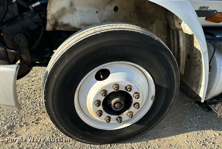 image for item EN5226 2004 International 8600 semi truck