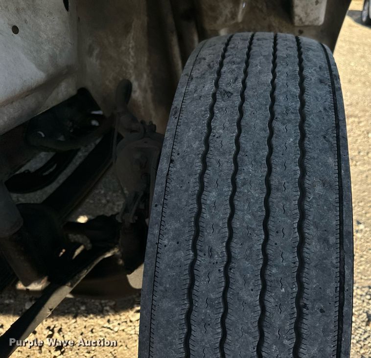 image for item EN5226 2004 International 8600 semi truck