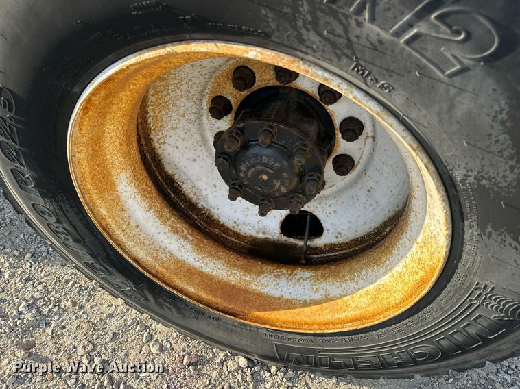 image for item EN5226 2004 International 8600 semi truck