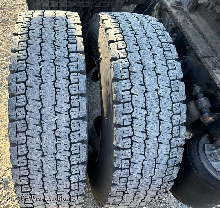 image for item EN5226 2004 International 8600 semi truck