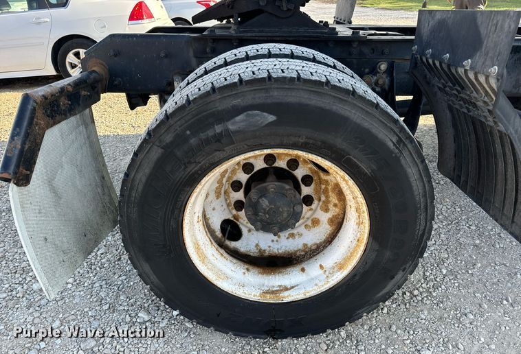 image for item EN5226 2004 International 8600 semi truck