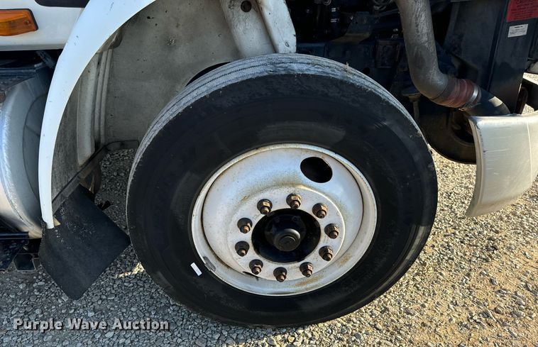 image for item EN5226 2004 International 8600 semi truck