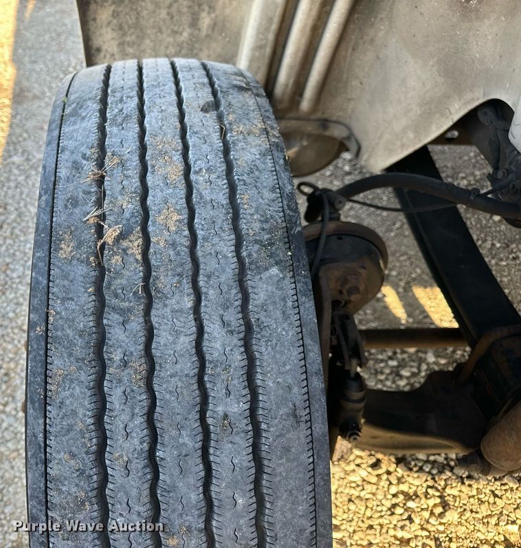 image for item EN5226 2004 International 8600 semi truck