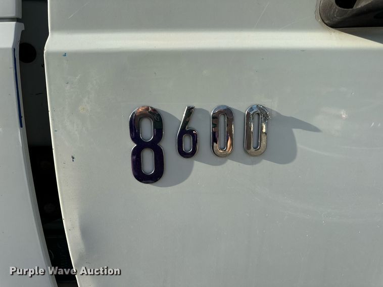 image for item EN5226 2004 International 8600 semi truck