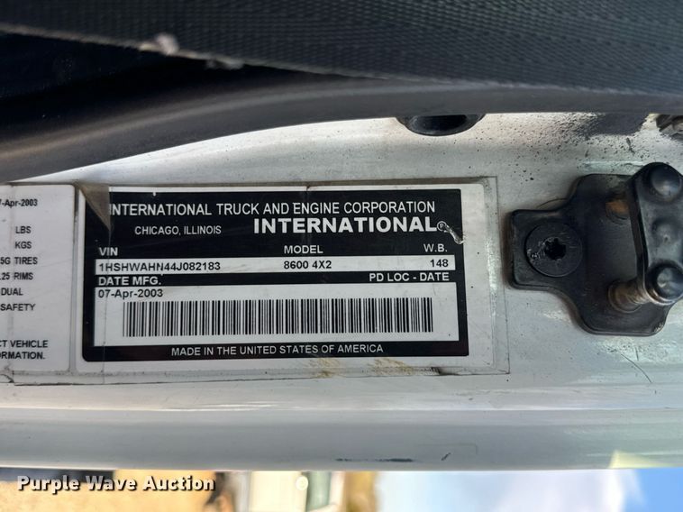 image for item EN5226 2004 International 8600 semi truck