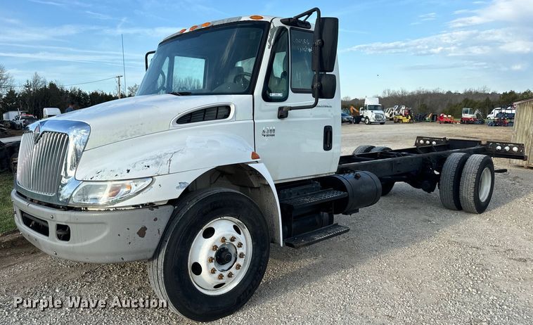image for item EN5228 2004 International 4300 truck cab and chassis