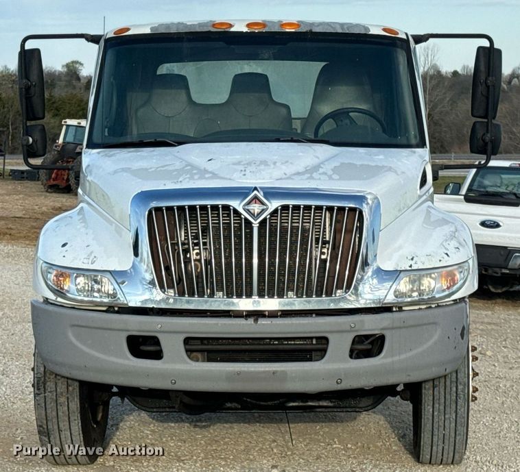 image for item EN5228 2004 International 4300 truck cab and chassis