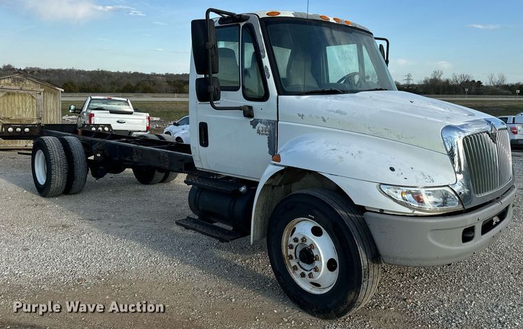 image for item EN5228 2004 International 4300 truck cab and chassis