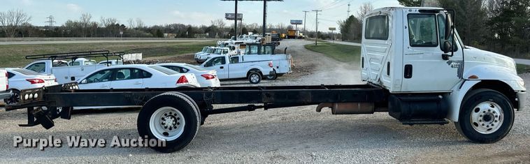image for item EN5228 2004 International 4300 truck cab and chassis