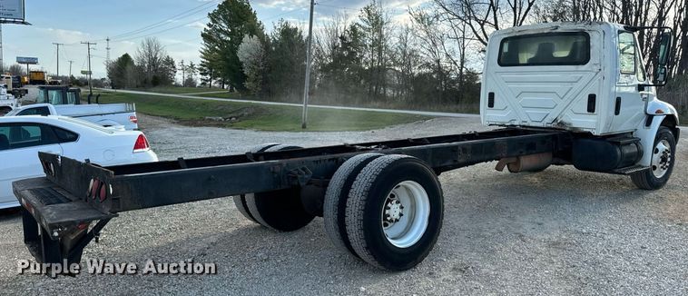 image for item EN5228 2004 International 4300 truck cab and chassis