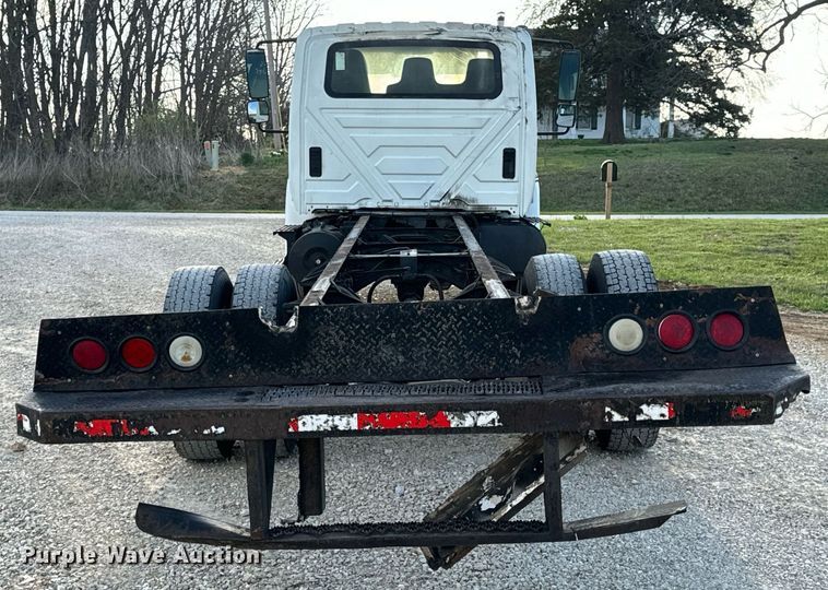 image for item EN5228 2004 International 4300 truck cab and chassis