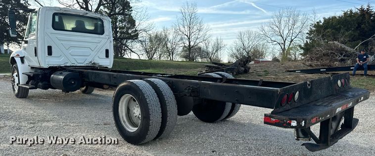 image for item EN5228 2004 International 4300 truck cab and chassis