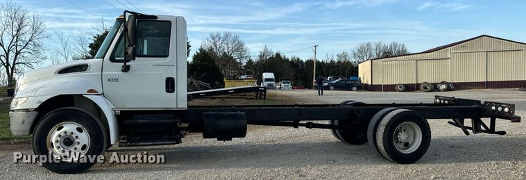 image for item EN5228 2004 International 4300 truck cab and chassis