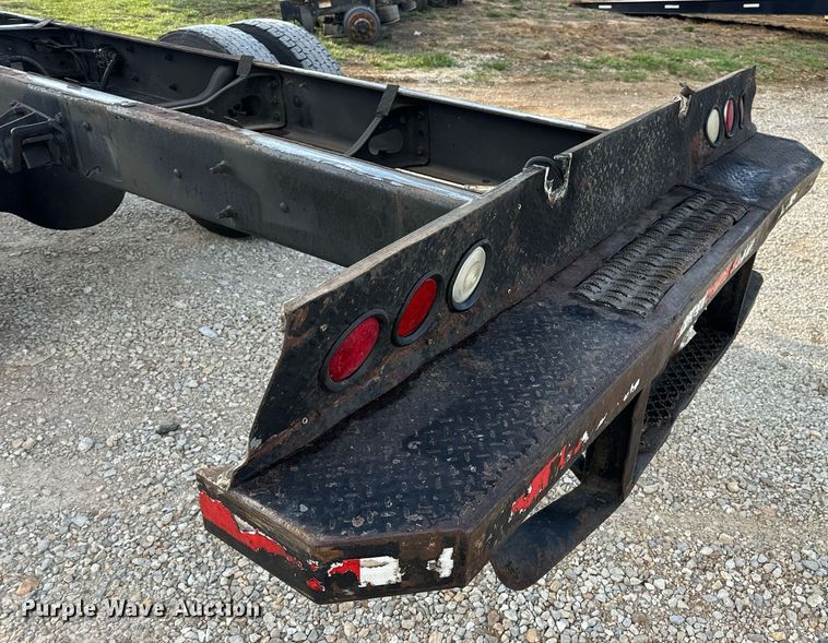 image for item EN5228 2004 International 4300 truck cab and chassis