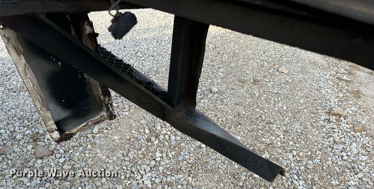 image for item EN5228 2004 International 4300 truck cab and chassis