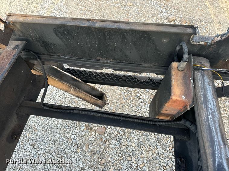 image for item EN5228 2004 International 4300 truck cab and chassis