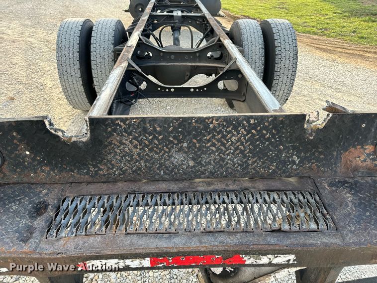 image for item EN5228 2004 International 4300 truck cab and chassis