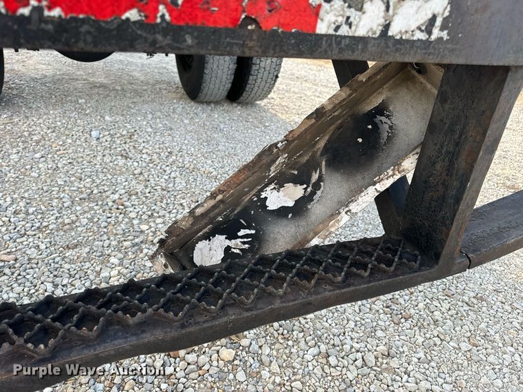 image for item EN5228 2004 International 4300 truck cab and chassis