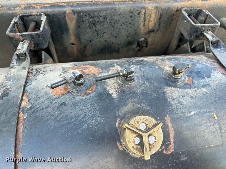 image for item EN5228 2004 International 4300 truck cab and chassis