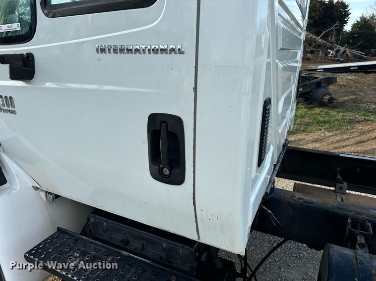 image for item EN5228 2004 International 4300 truck cab and chassis