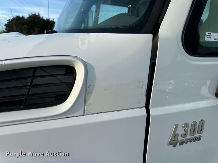 image for item EN5228 2004 International 4300 truck cab and chassis