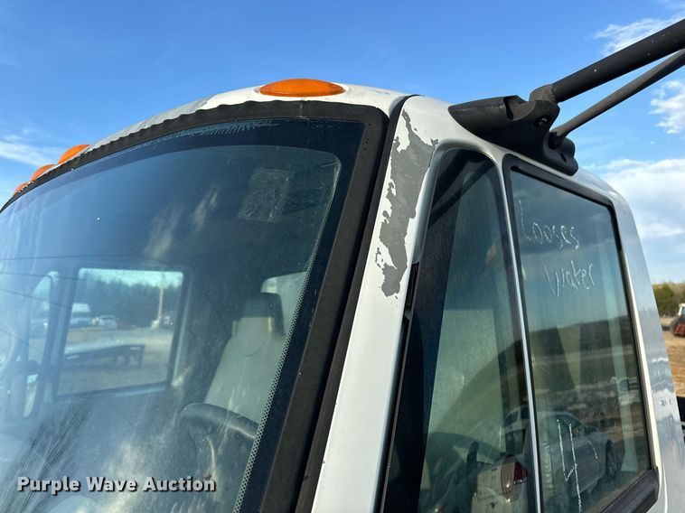 image for item EN5228 2004 International 4300 truck cab and chassis