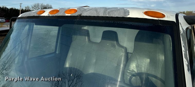 image for item EN5228 2004 International 4300 truck cab and chassis