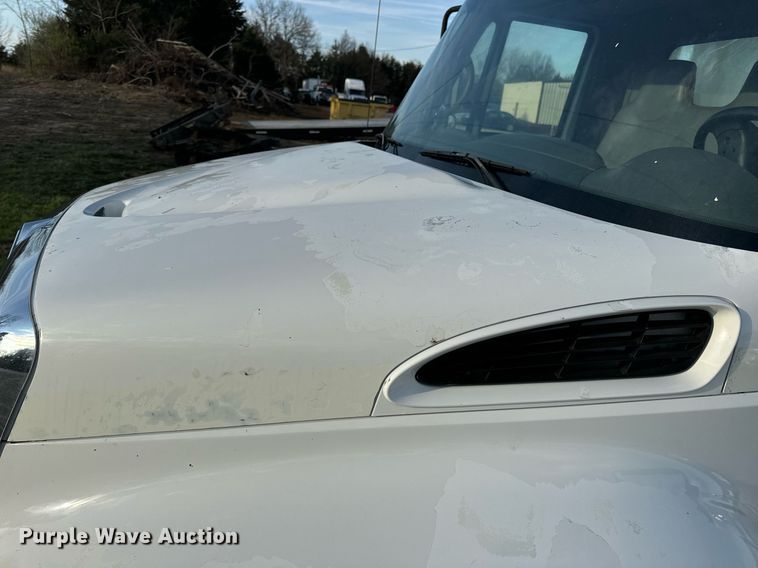 image for item EN5228 2004 International 4300 truck cab and chassis