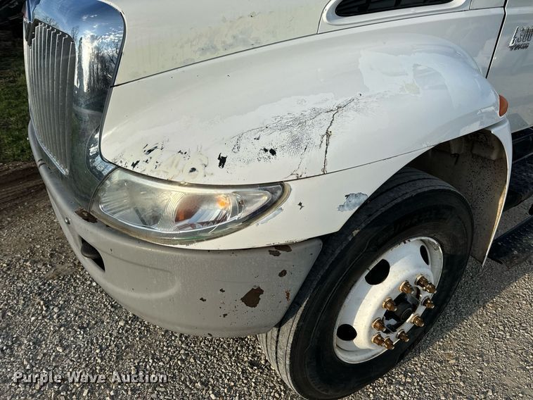 image for item EN5228 2004 International 4300 truck cab and chassis