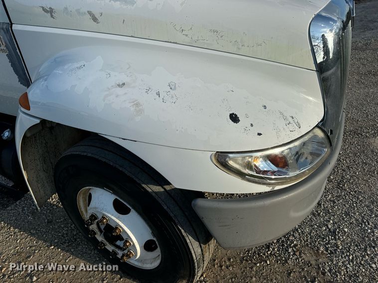 image for item EN5228 2004 International 4300 truck cab and chassis