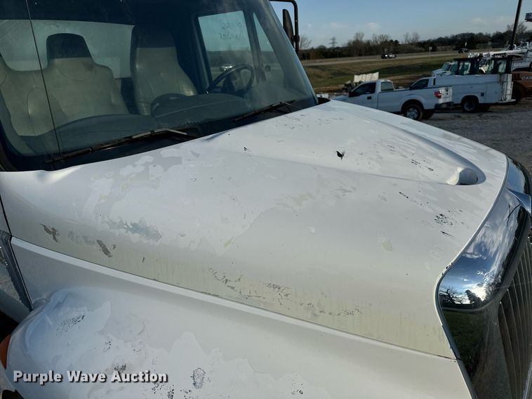 image for item EN5228 2004 International 4300 truck cab and chassis