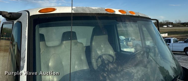 image for item EN5228 2004 International 4300 truck cab and chassis