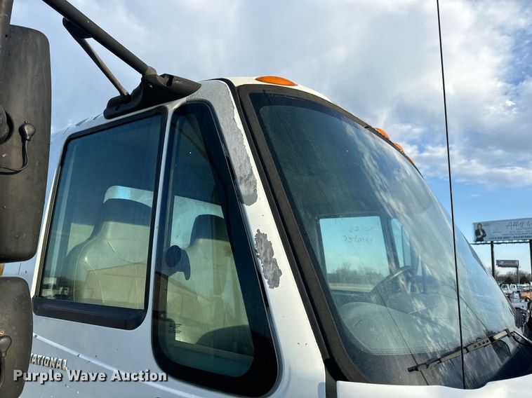 image for item EN5228 2004 International 4300 truck cab and chassis