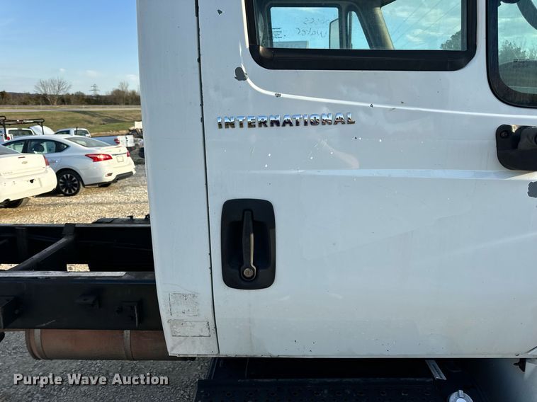 image for item EN5228 2004 International 4300 truck cab and chassis