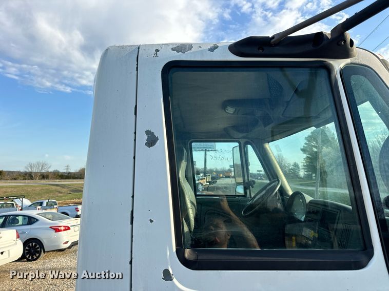 image for item EN5228 2004 International 4300 truck cab and chassis