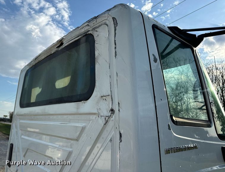 image for item EN5228 2004 International 4300 truck cab and chassis