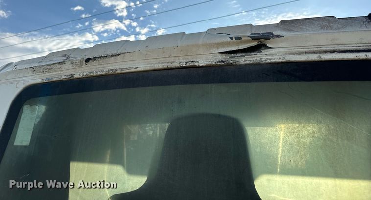 image for item EN5228 2004 International 4300 truck cab and chassis