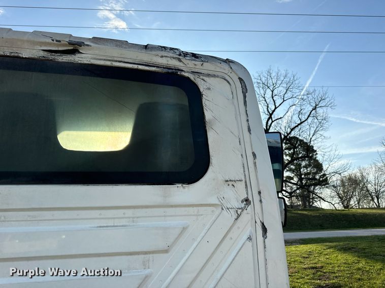 image for item EN5228 2004 International 4300 truck cab and chassis