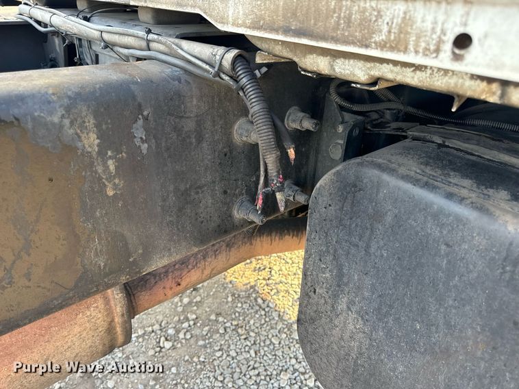 image for item EN5228 2004 International 4300 truck cab and chassis