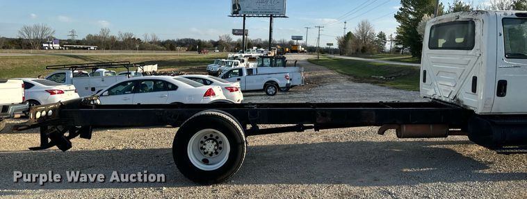 image for item EN5228 2004 International 4300 truck cab and chassis