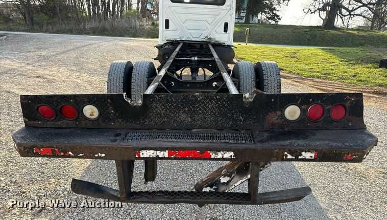 image for item EN5228 2004 International 4300 truck cab and chassis