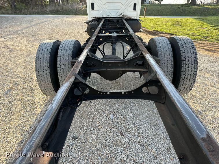 image for item EN5228 2004 International 4300 truck cab and chassis