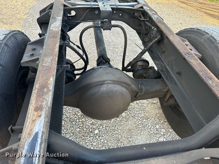 image for item EN5228 2004 International 4300 truck cab and chassis