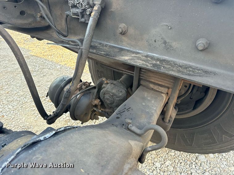 image for item EN5228 2004 International 4300 truck cab and chassis