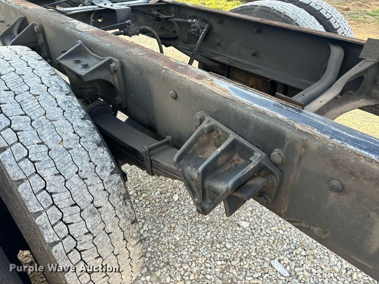 image for item EN5228 2004 International 4300 truck cab and chassis