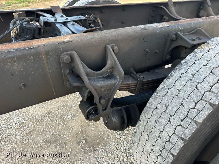 image for item EN5228 2004 International 4300 truck cab and chassis