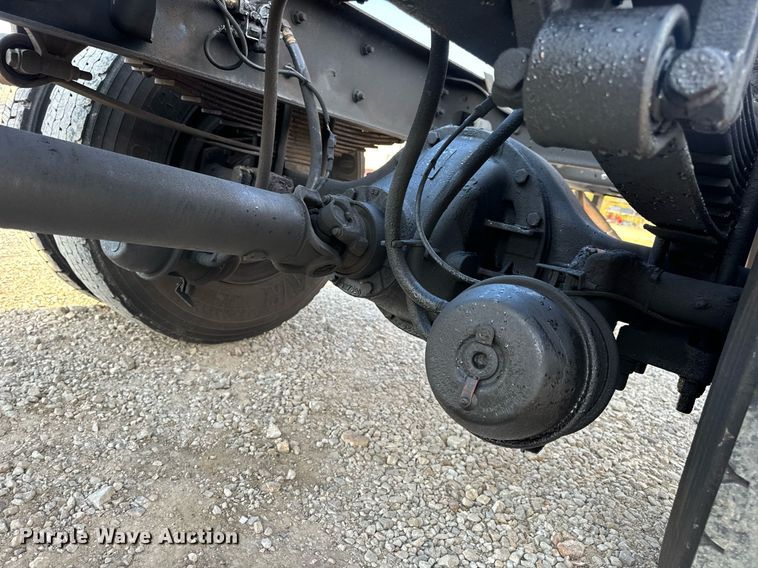 image for item EN5228 2004 International 4300 truck cab and chassis