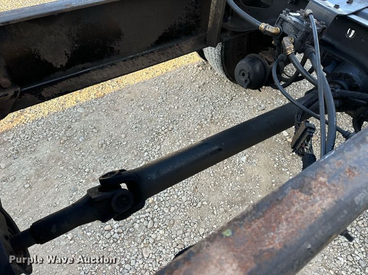 image for item EN5228 2004 International 4300 truck cab and chassis